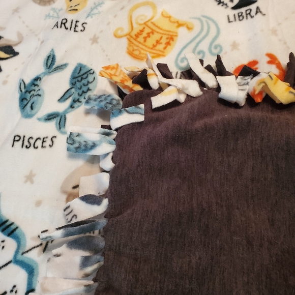 Hand-tied Fleece Blanket - Picture 2 of 2